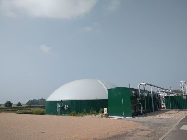: La méthanisation des matières a lieu dans un digesteur (dôme à gauche), le biogaz produit est épuré dans le cabanon d’épuration (à droite)